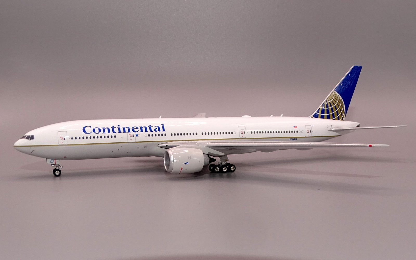 Continental Boeing 777 NYC 特別塗装 1/200 Continental Airlines | Boeing 777-224ER | N76010 | Phoenix Models
