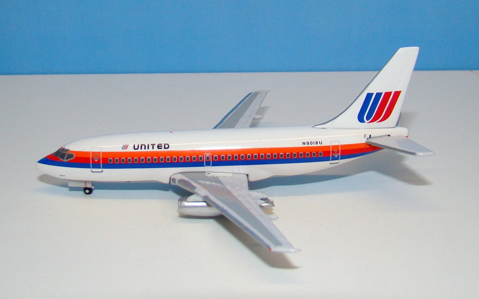 AM12 United Airlines Boeing 737-222 N9018U