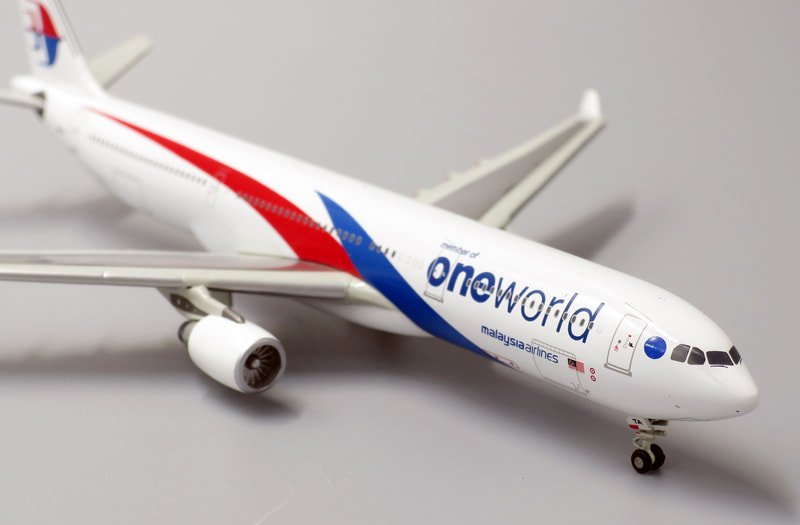 jcwings400-malaysia-airlines-a333-9m-mte-jc4301-06