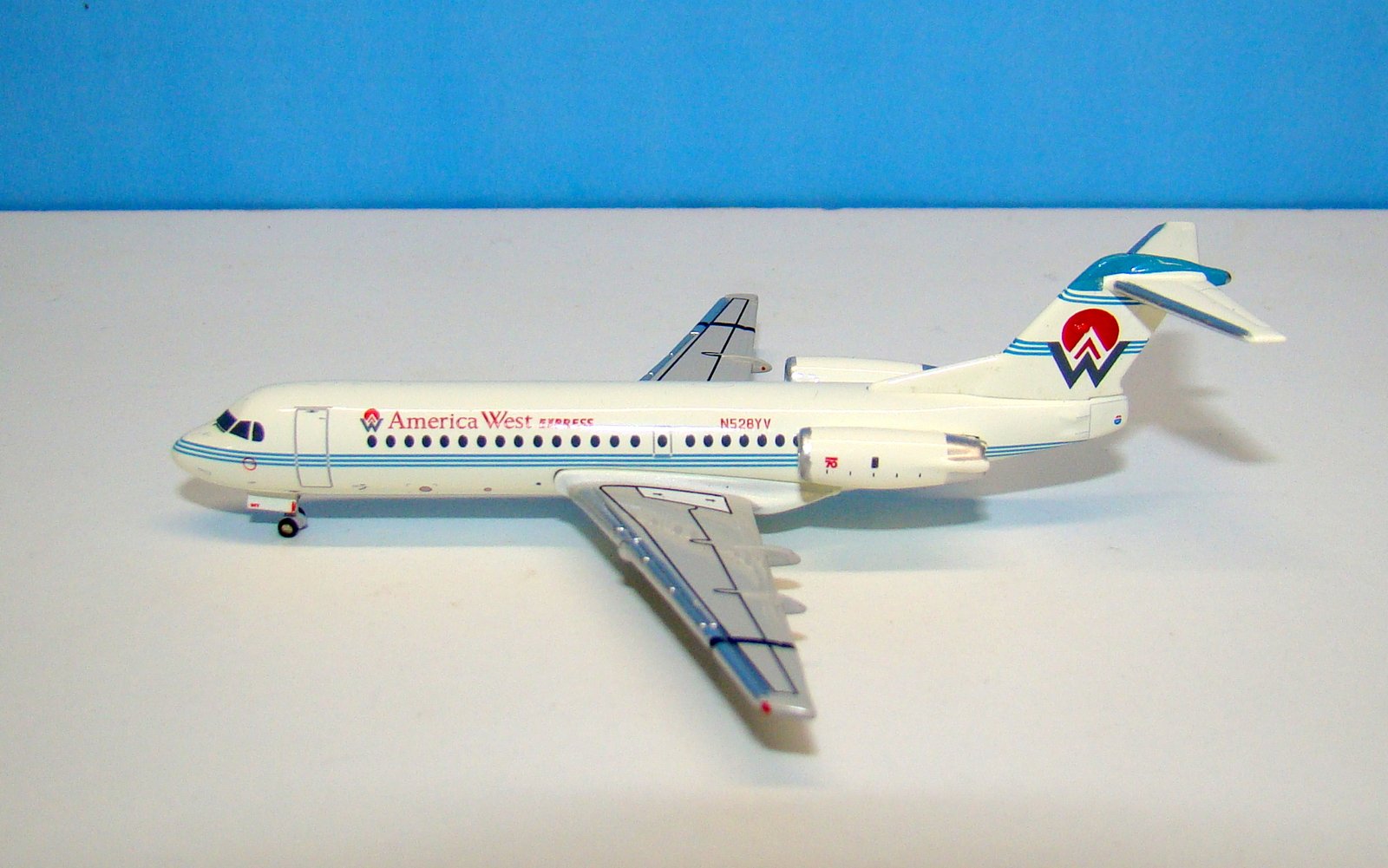 Desert Sun Fokker F70 N528YV Gemini Jets 1:400 Scale Model Airliner