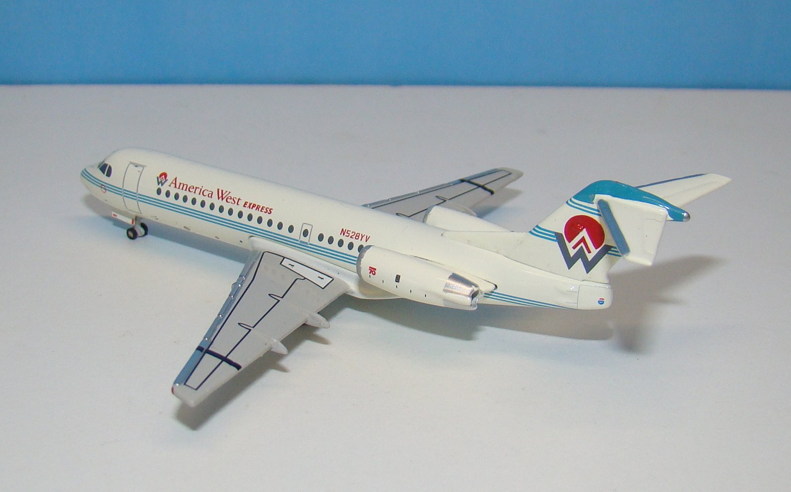 Desert Sun Fokker F70 N528YV Gemini Jets 1:400 Scale Model Airliner