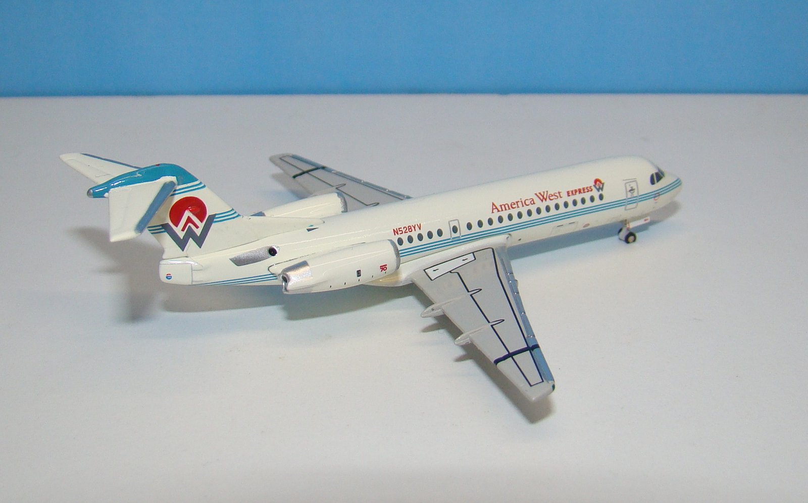 Desert Sun Fokker F70 N528YV Gemini Jets 1:400 Scale Model Airliner
