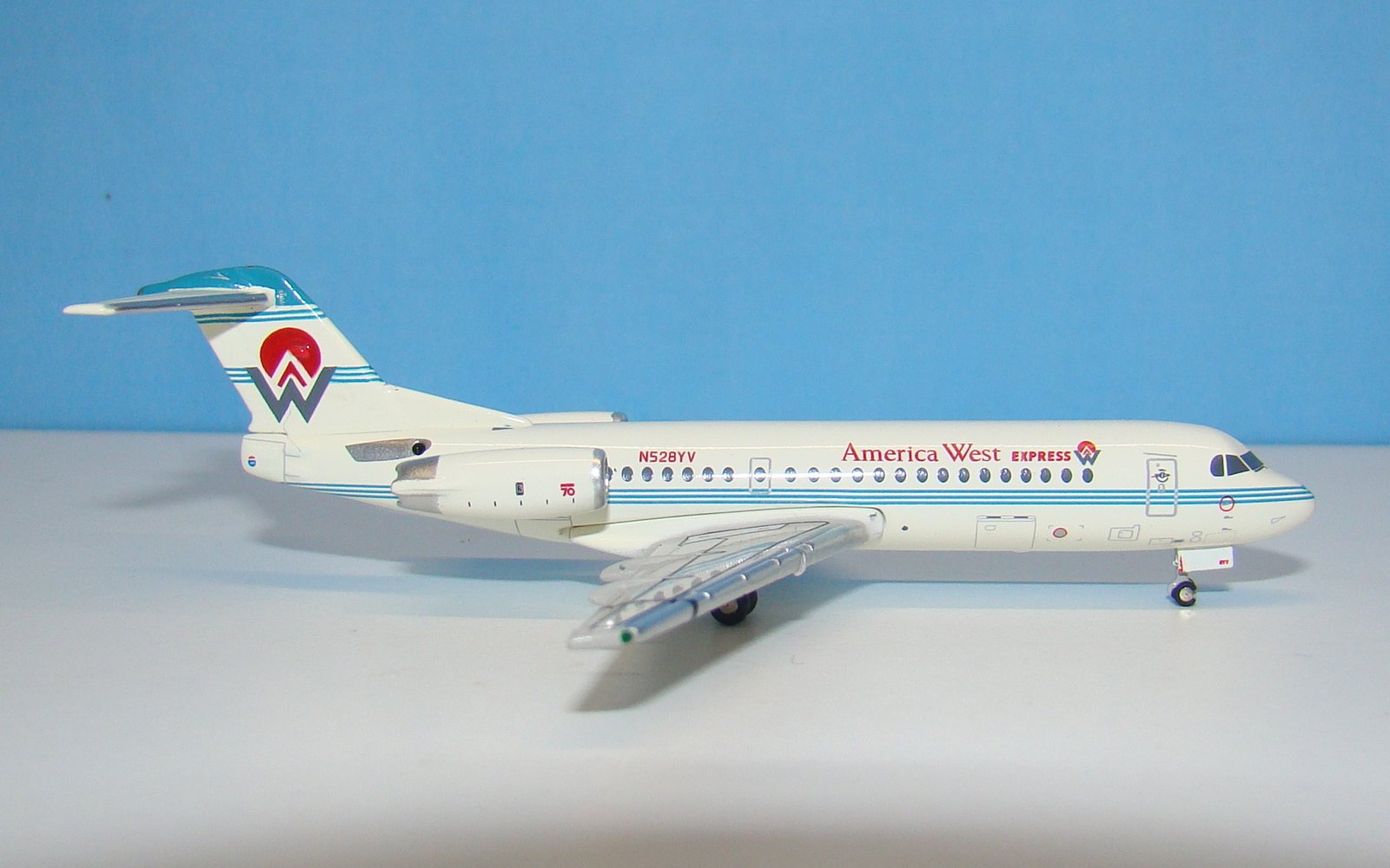 Desert Sun Fokker F70 N528YV Gemini Jets 1:400 Scale Model Airliner