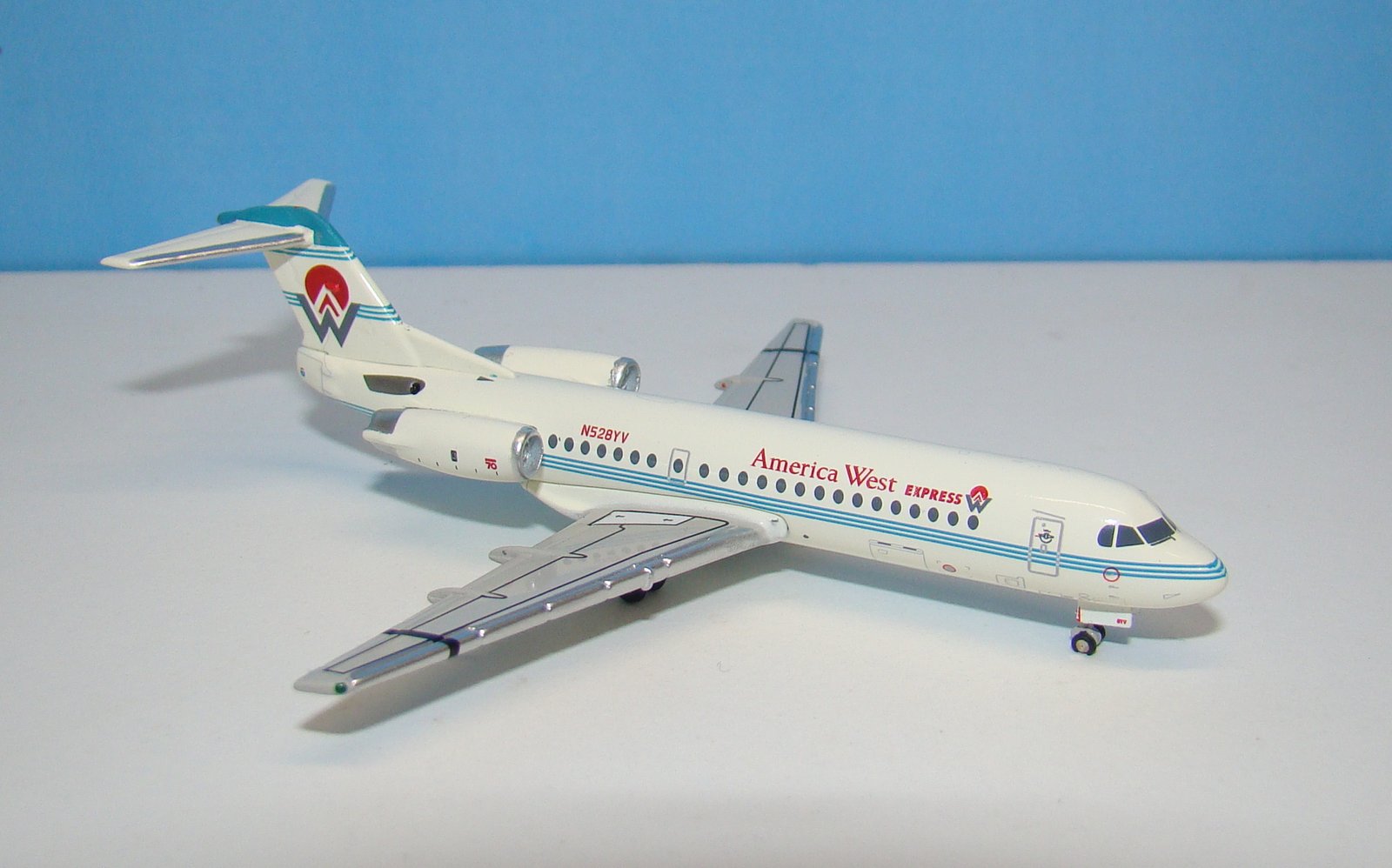 Desert Sun Fokker F70 N528YV Gemini Jets 1:400 Scale Model Airliner
