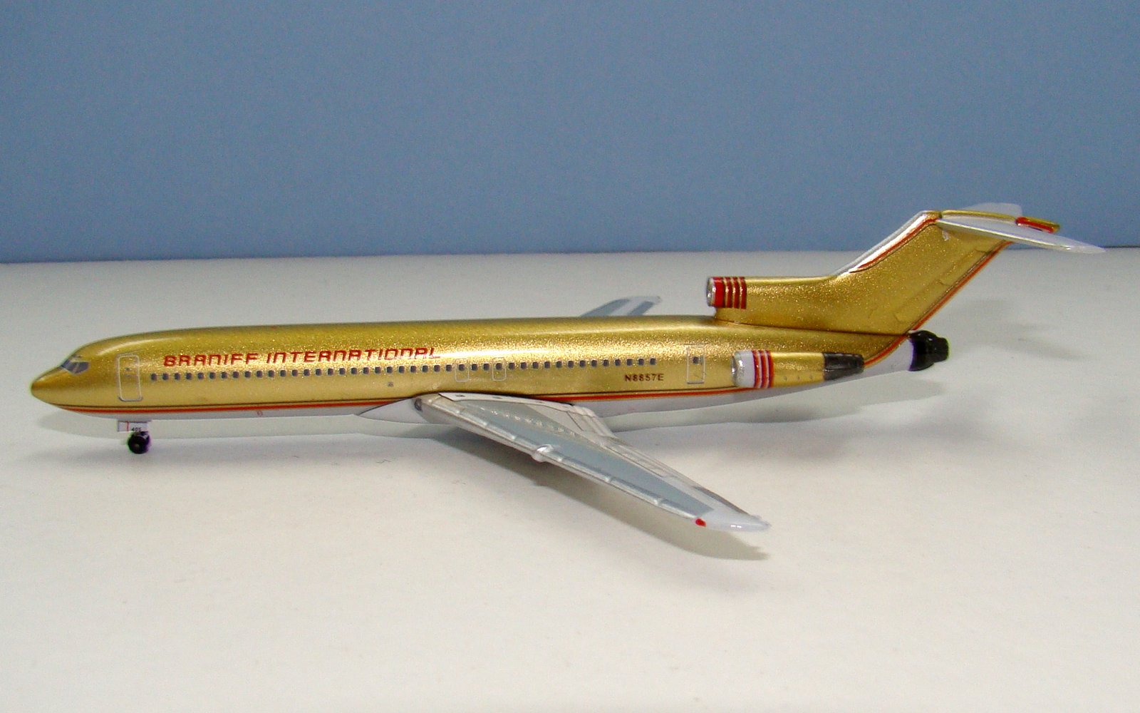 Braniff International Boeing 727-225Adv N8857E Aeroclassics 1:400 Scale Model Airliner