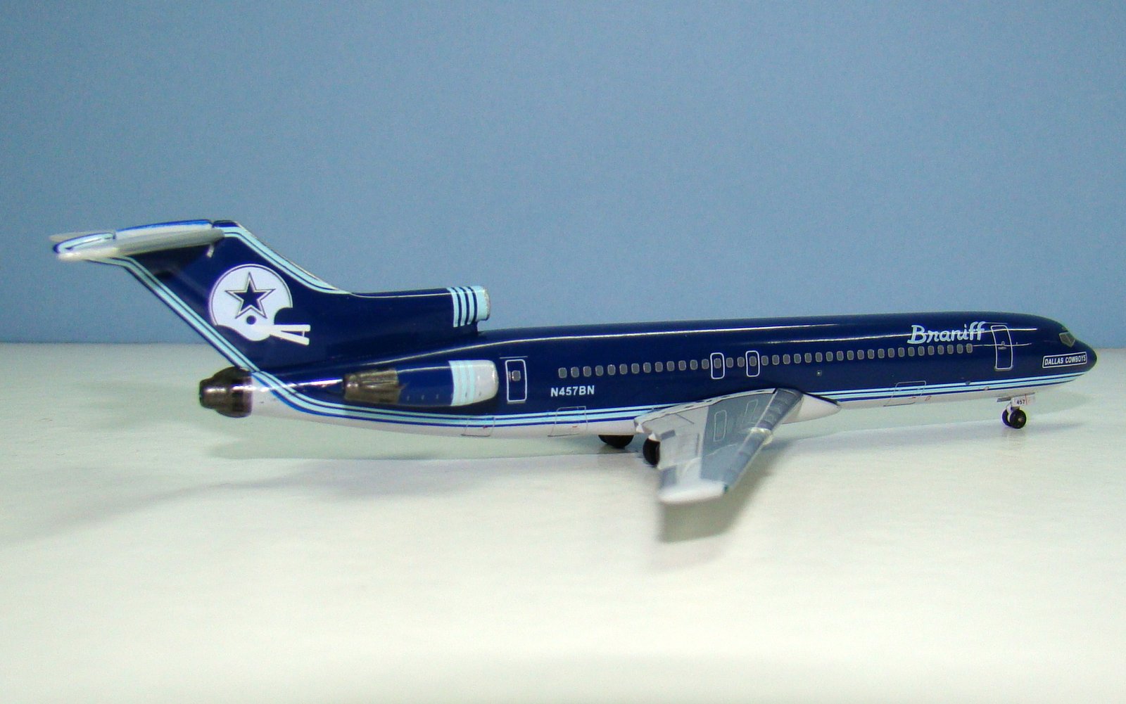 Braniff Int Boeing 727-227 Adv N457BN 'Dallas Cowboys' Aeroclassics 1:400 Scale Model Airliner