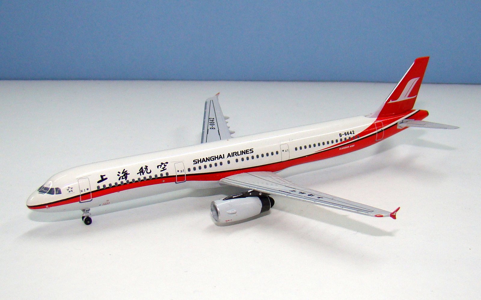 Shanghai Airlines Airbus A321 B-6642 Aeroclassics 1:400 Scale Model Airliner