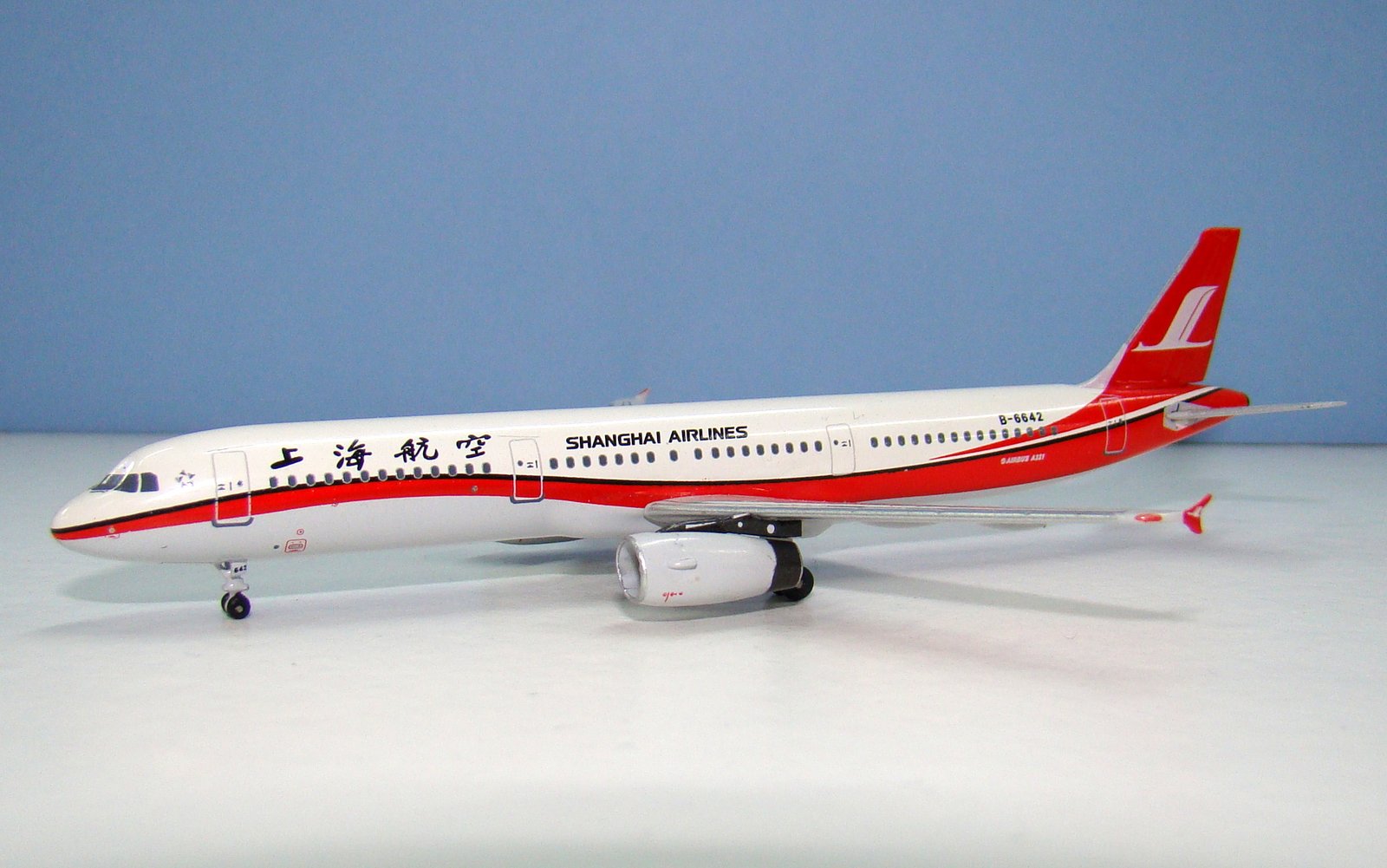 Shanghai Airlines Airbus A321 B-6642 Aeroclassics 1:400 Scale Model Airliner
