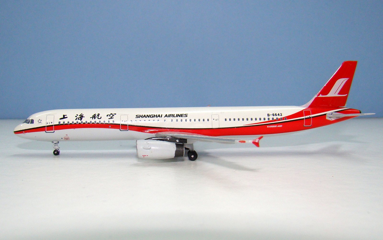 Shanghai Airlines Airbus A321 B-6642 Aeroclassics 1:400 Scale Model Airliner