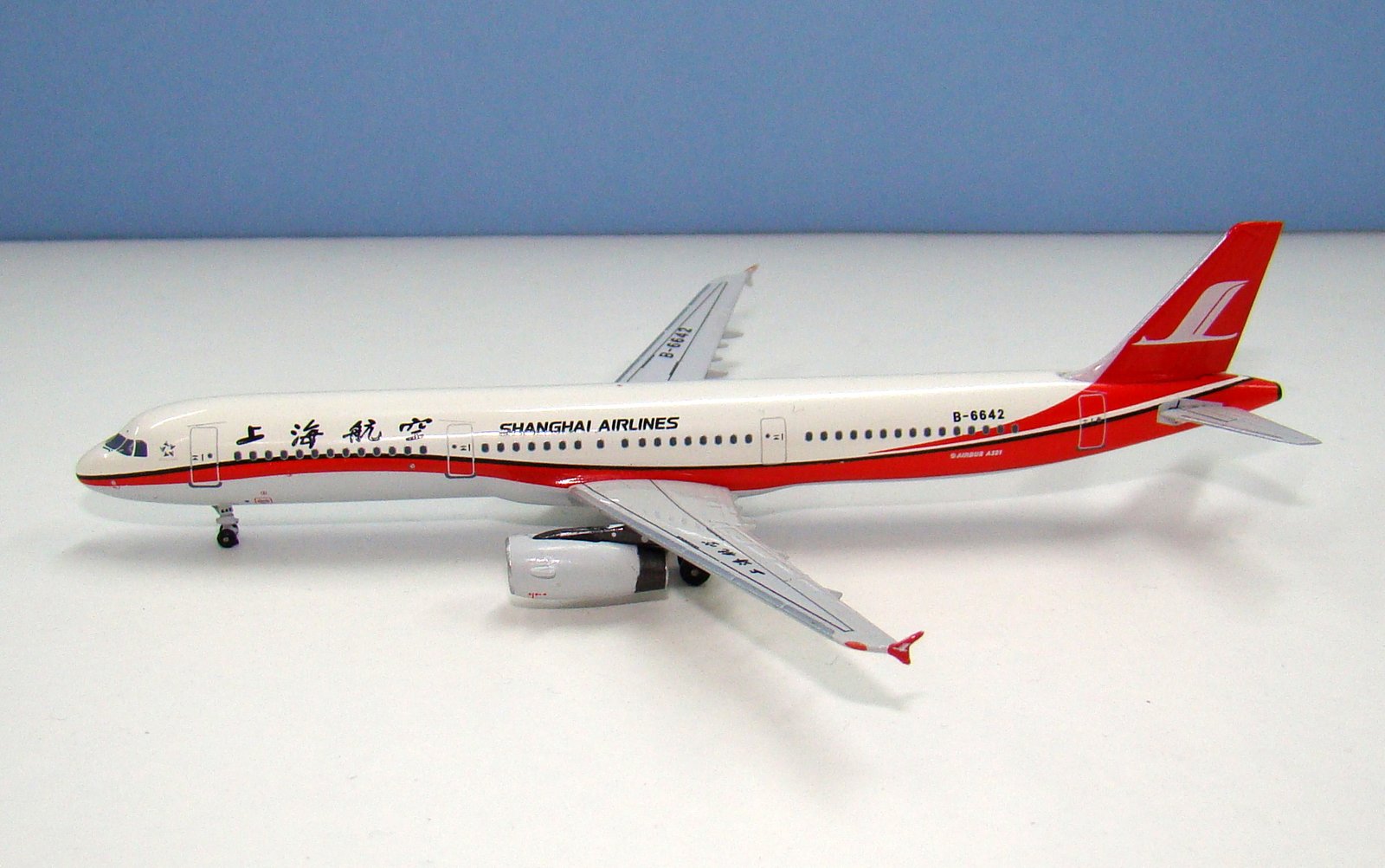 Shanghai Airlines Airbus A321 B-6642 Aeroclassics 1:400 Scale Model Airliner