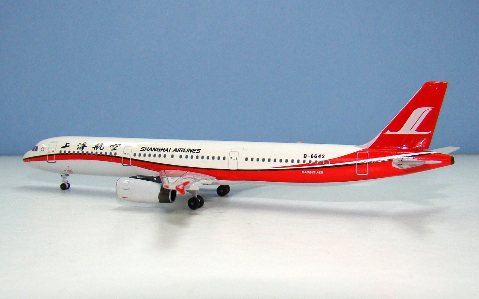 Shanghai Airlines Airbus A321 B-6642 Aeroclassics 1:400 Scale Model Airliner