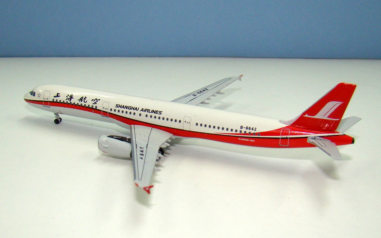Shanghai Airlines Airbus A321 B-6642 Aeroclassics 1:400 Scale Model Airliner