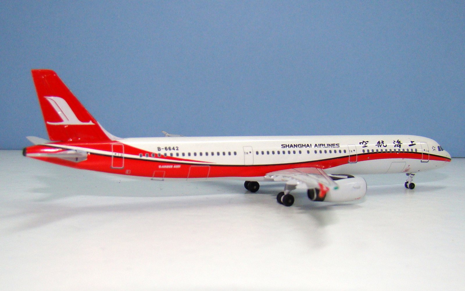 Shanghai Airlines Airbus A321 B-6642 Aeroclassics 1:400 Scale Model Airliner