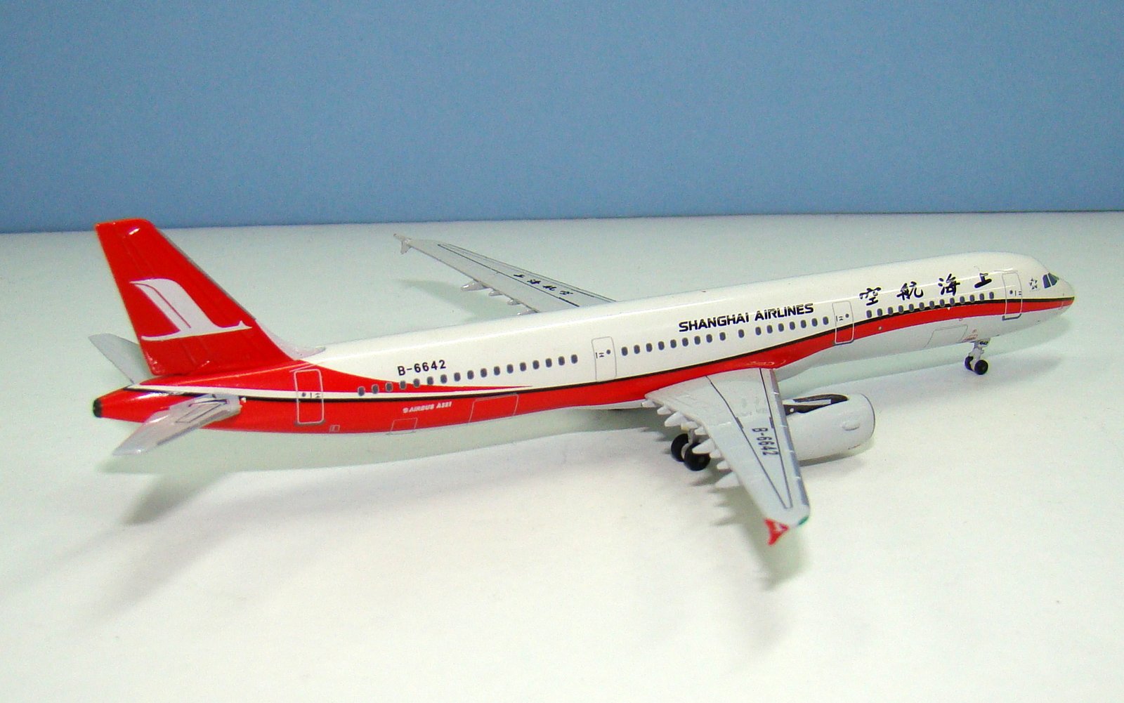 Shanghai Airlines Airbus A321 B-6642 Aeroclassics 1:400 Scale Model Airliner