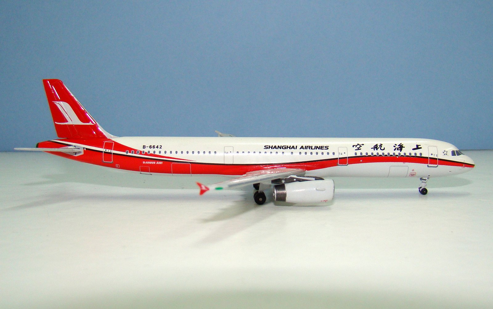 Shanghai Airlines Airbus A321 B-6642 Aeroclassics 1:400 Scale Model Airliner