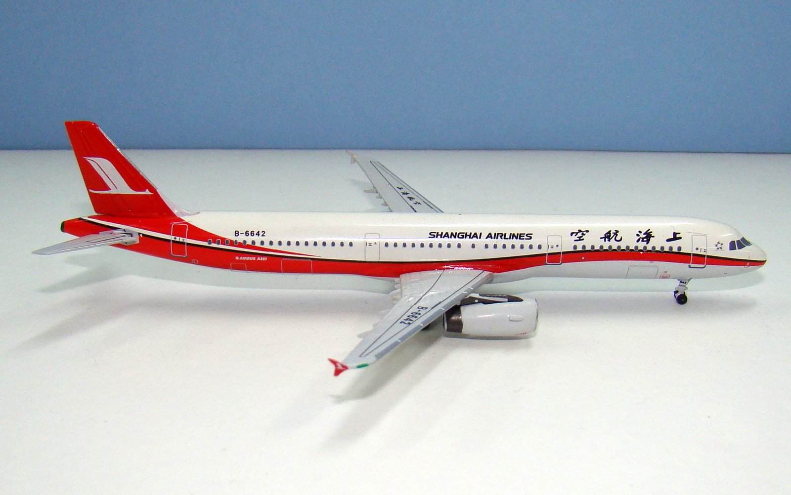 Shanghai Airlines Airbus A321 B-6642 Aeroclassics 1:400 Scale Model Airliner