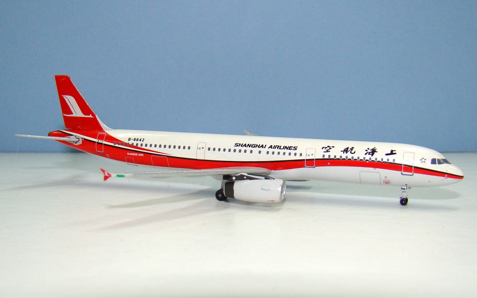 Shanghai Airlines Airbus A321 B-6642 Aeroclassics 1:400 Scale Model Airliner