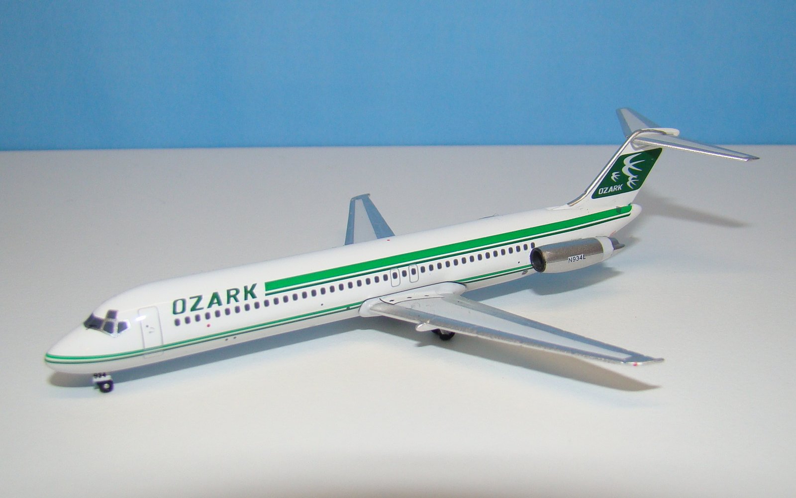 Ozark Air Lines Douglas DC-9-41 N934L Aeroclassics 1:400 Scale Model Airliner