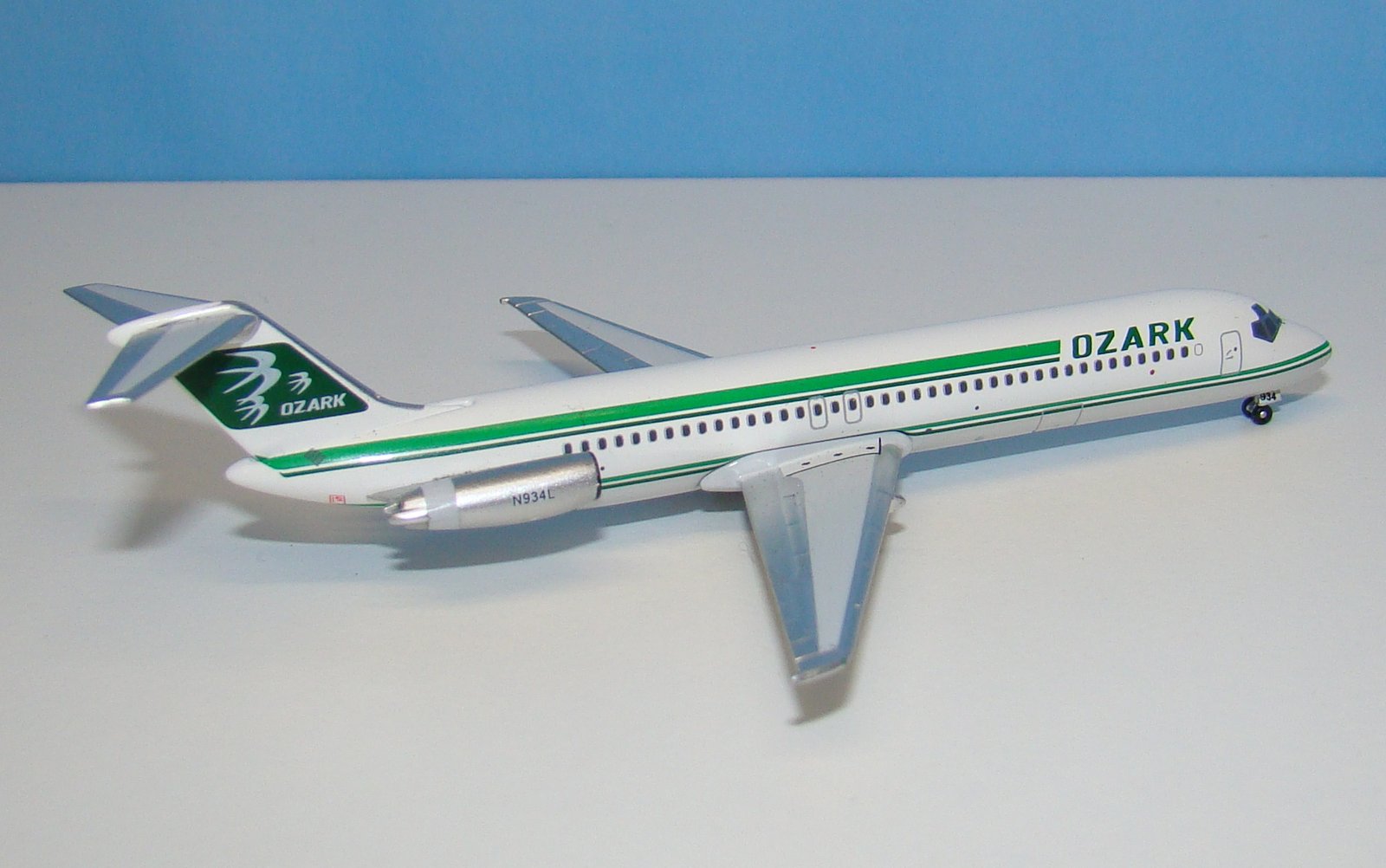 Ozark Air Lines Douglas DC-9-41 N934L Aeroclassics 1:400 Scale Model Airliner