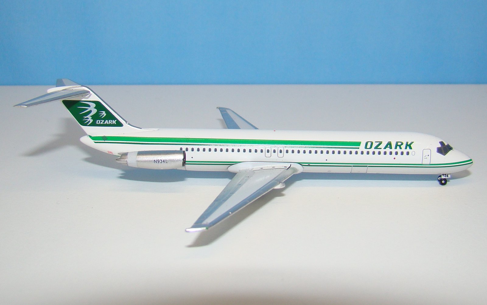 Ozark Air Lines Douglas DC-9-41 N934L Aeroclassics 1:400 Scale Model Airliner