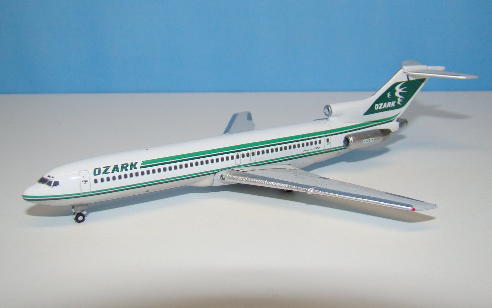 Ozark Air Lines Boeing 727-200Adv N720ZK Gemini Jets 1:400 Scale Model Airliner