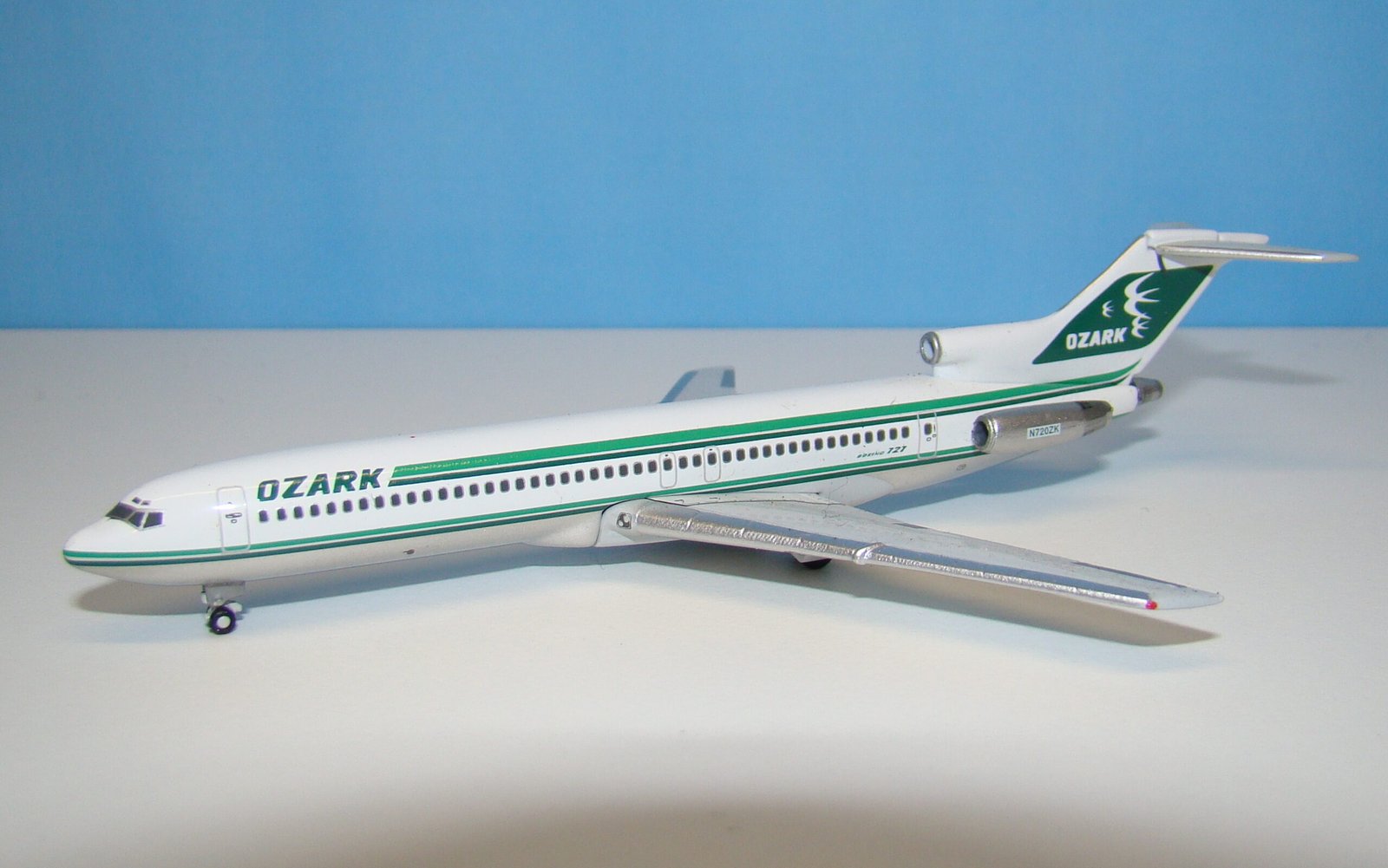 Ozark Air Lines Boeing 727-200Adv N720ZK Gemini Jets 1:400 Scale Model Airliner