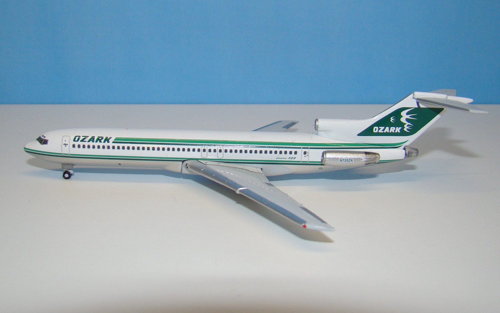 Ozark Air Lines Boeing 727-200Adv N720ZK Gemini Jets 1:400 Scale Model Airliner