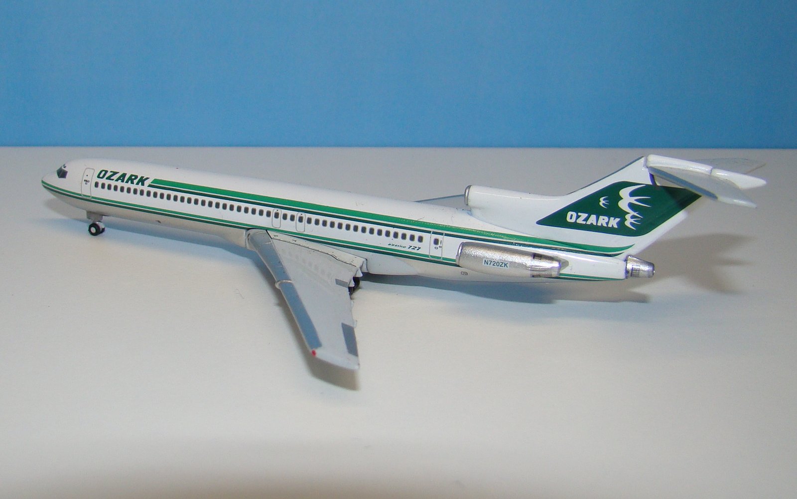 Ozark Air Lines Boeing 727-200Adv N720ZK Gemini Jets 1:400 Scale Model Airliner