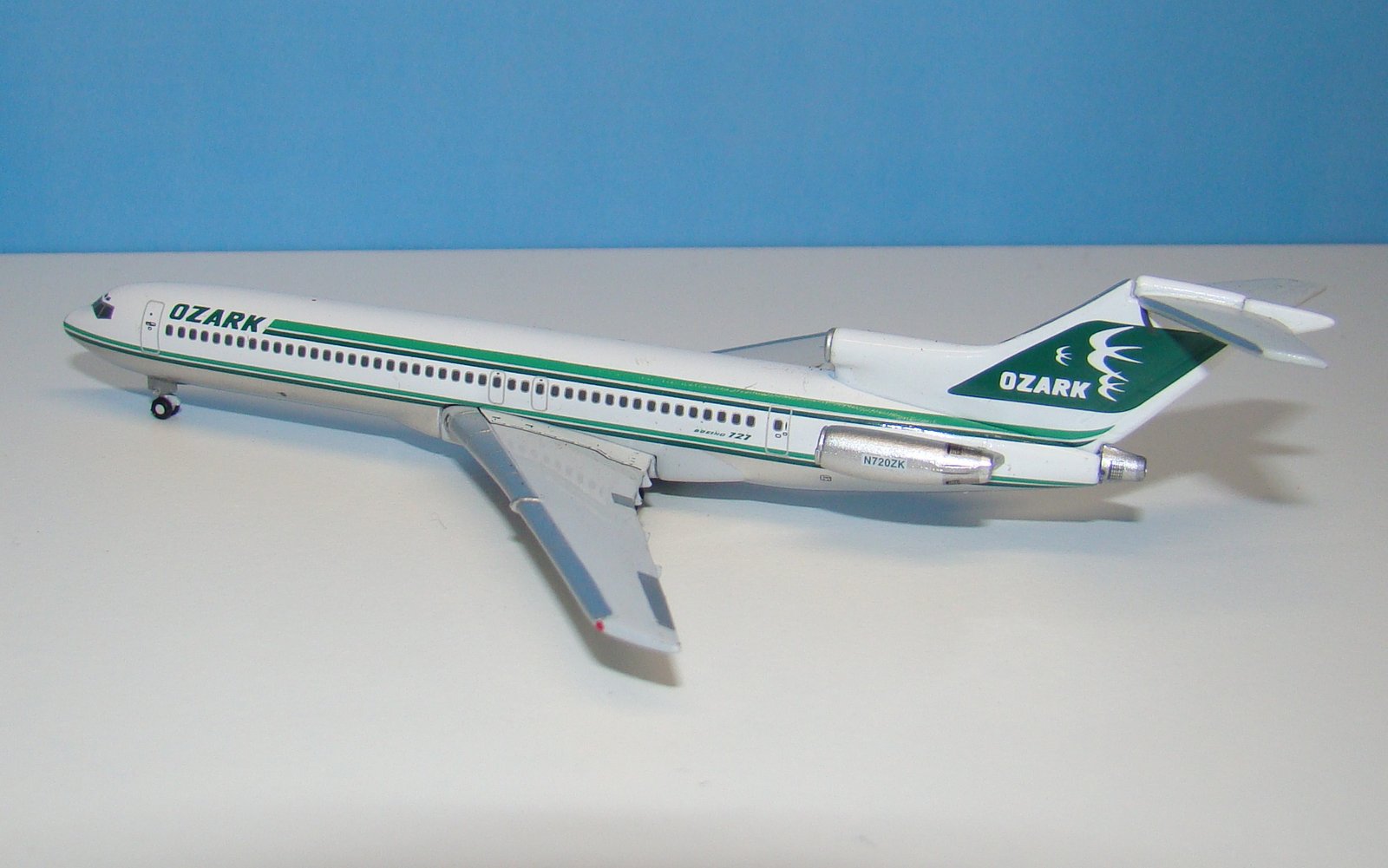 Ozark Air Lines Boeing 727-200Adv N720ZK Gemini Jets 1:400 Scale Model Airliner