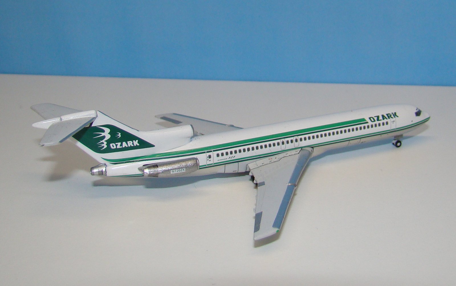 Ozark Air Lines Boeing 727-200Adv N720ZK Gemini Jets 1:400 Scale Model Airliner