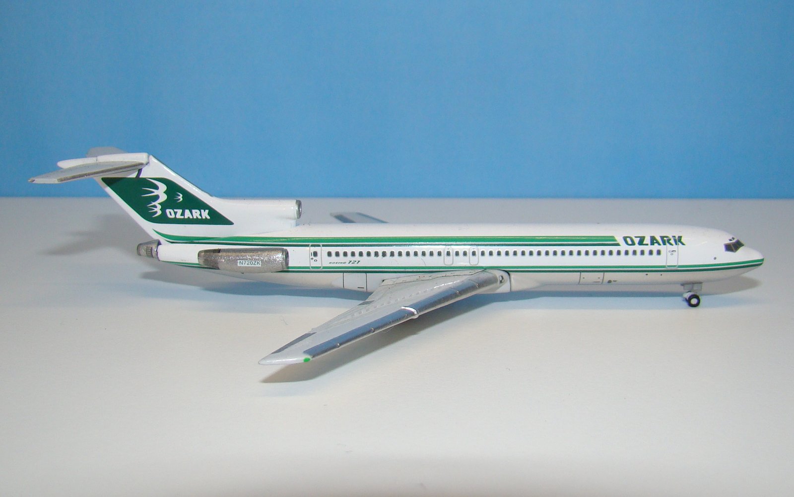 Ozark Air Lines Boeing 727-200Adv N720ZK Gemini Jets 1:400 Scale Model Airliner