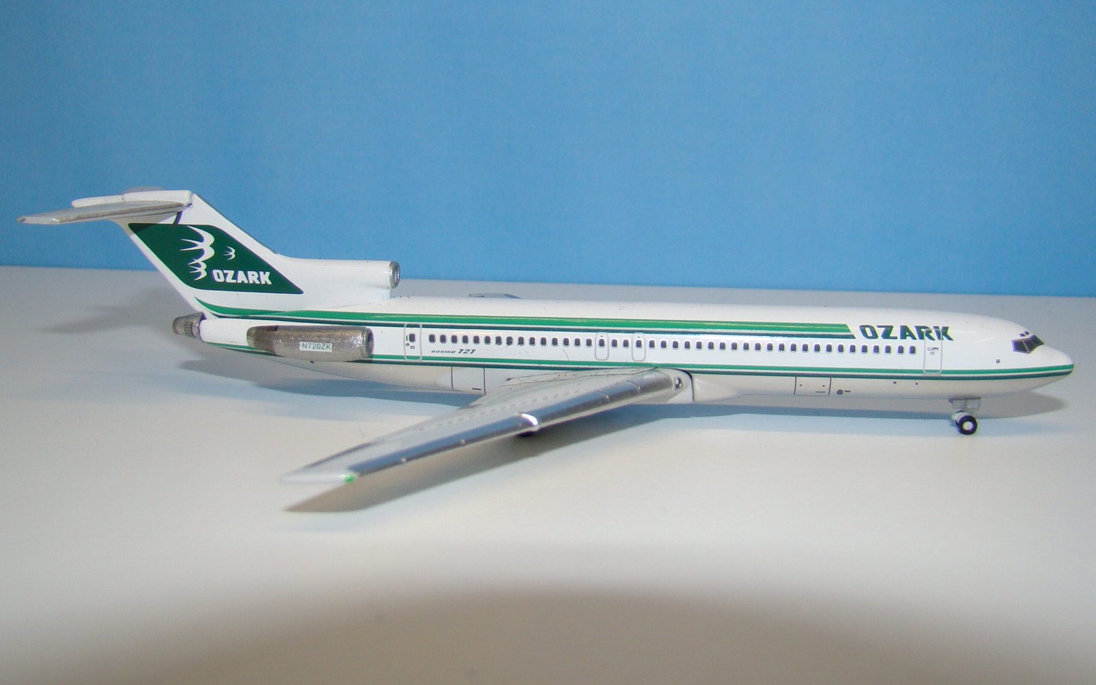 Ozark Air Lines Boeing 727-200Adv N720ZK Gemini Jets 1:400 Scale Model Airliner