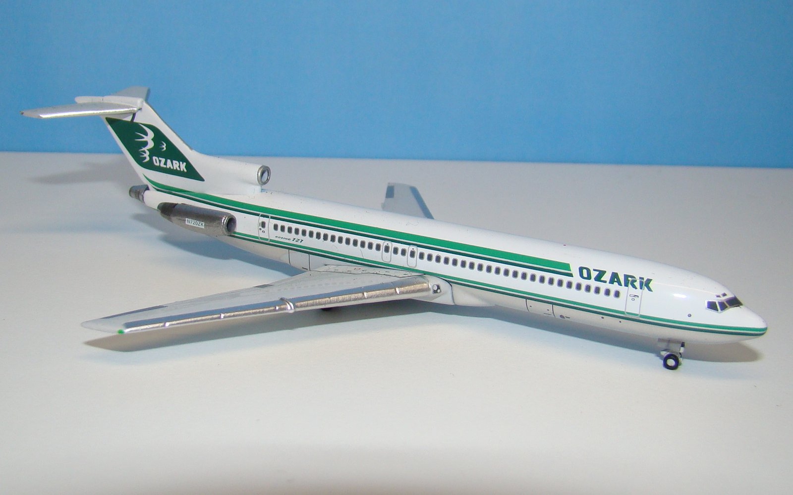Ozark Air Lines Boeing 727-200Adv N720ZK Gemini Jets 1:400 Scale Model Airliner