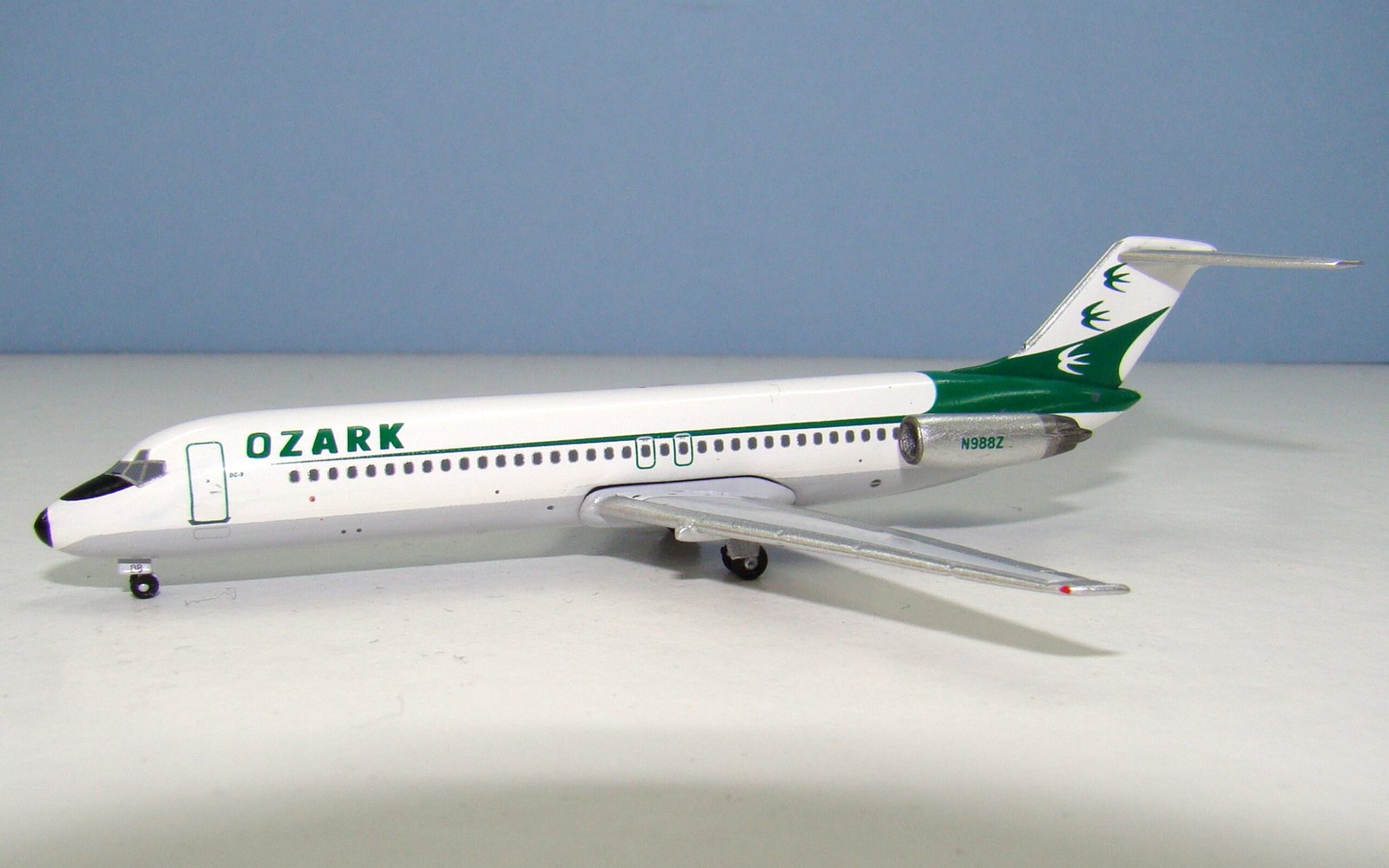 Ozark Air Lines Douglas DC-9-31 N988Z Aeroclassics 1:400 Scale Model Airliner
