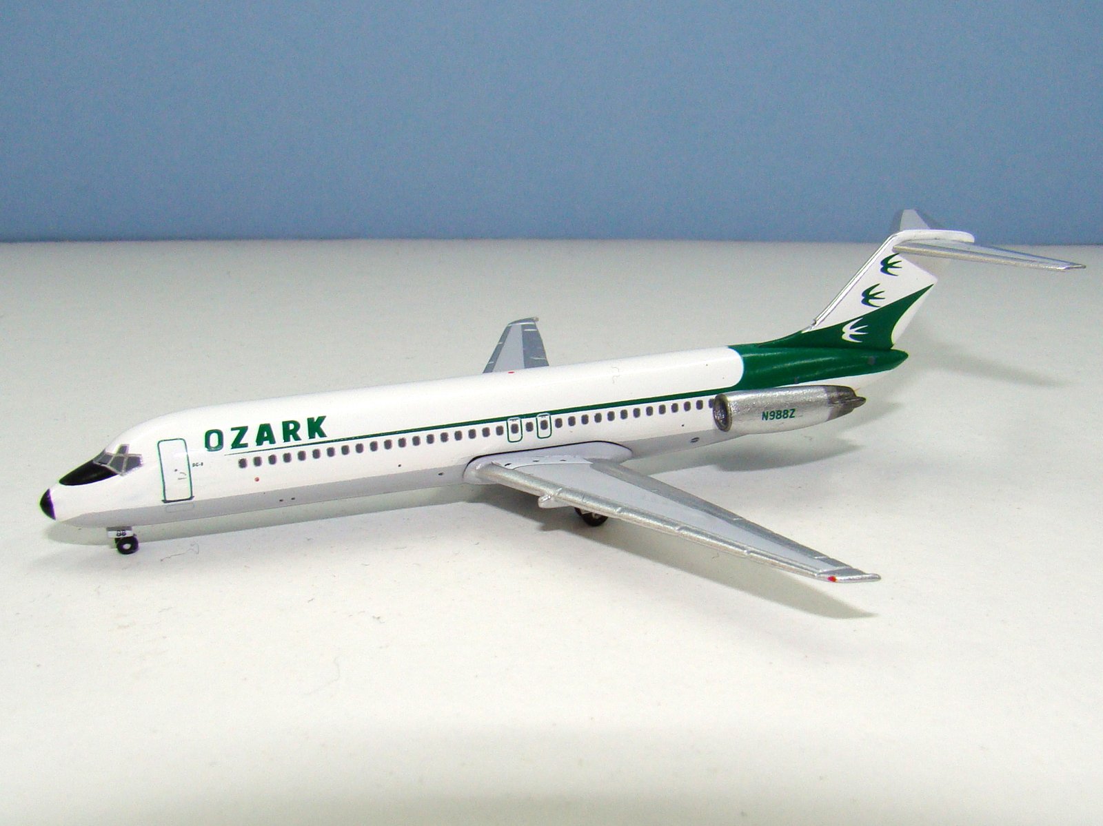 Ozark Air Lines Douglas DC-9-31 N988Z Aeroclassics 1:400 Scale Model Airliner