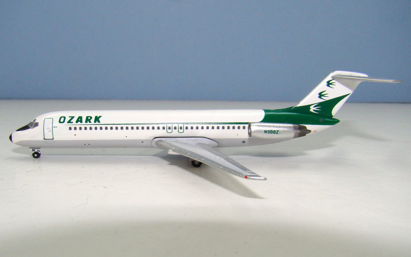 Ozark Air Lines Douglas DC-9-31 N988Z Aeroclassics 1:400 Scale Model Airliner
