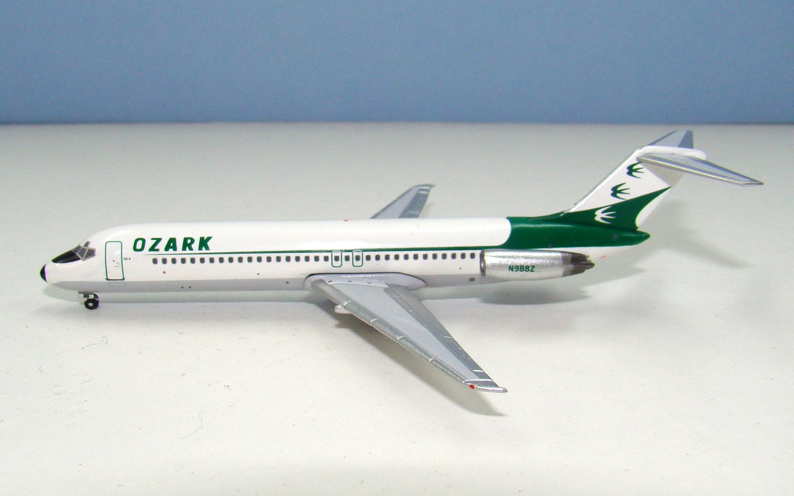 Ozark Air Lines Douglas DC-9-31 N988Z Aeroclassics 1:400 Scale Model Airliner