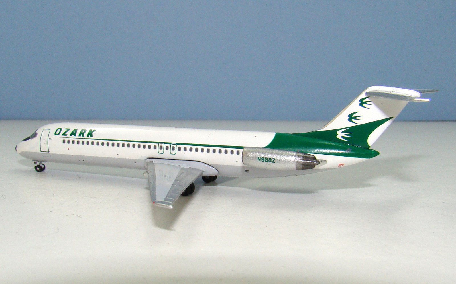 Ozark Air Lines Douglas DC-9-31 N988Z Aeroclassics 1:400 Scale Model Airliner