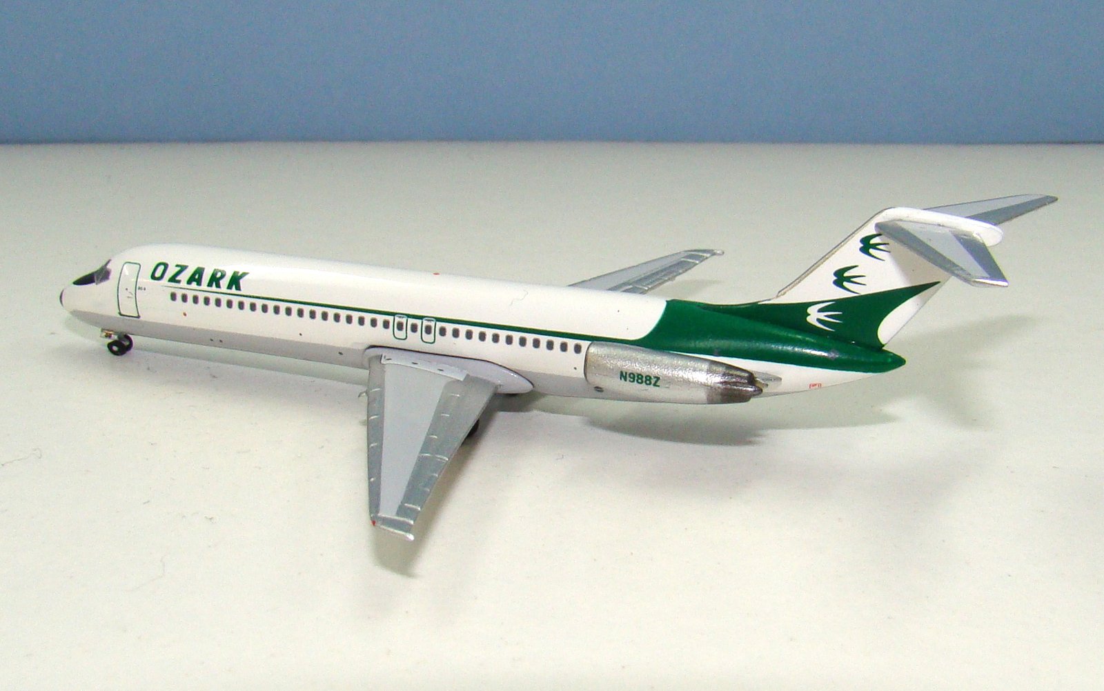 Ozark Air Lines Douglas DC-9-31 N988Z Aeroclassics 1:400 Scale Model Airliner