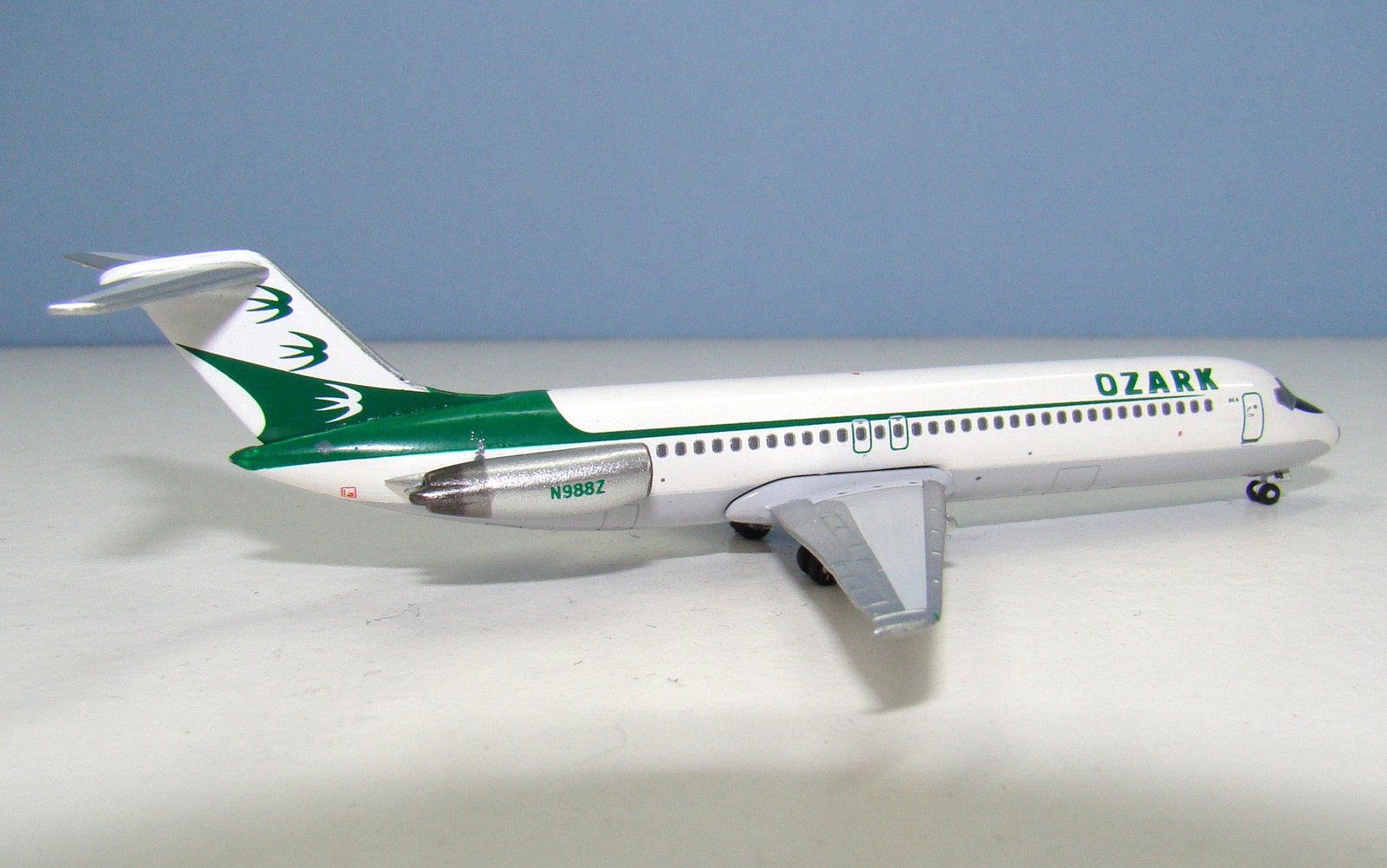 Ozark Air Lines Douglas DC-9-31 N988Z Aeroclassics 1:400 Scale Model Airliner