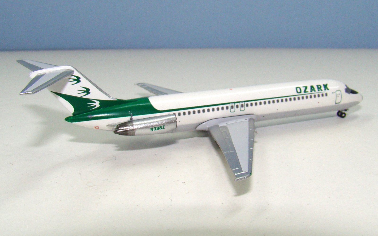 Ozark Air Lines Douglas DC-9-31 N988Z Aeroclassics 1:400 Scale Model Airliner