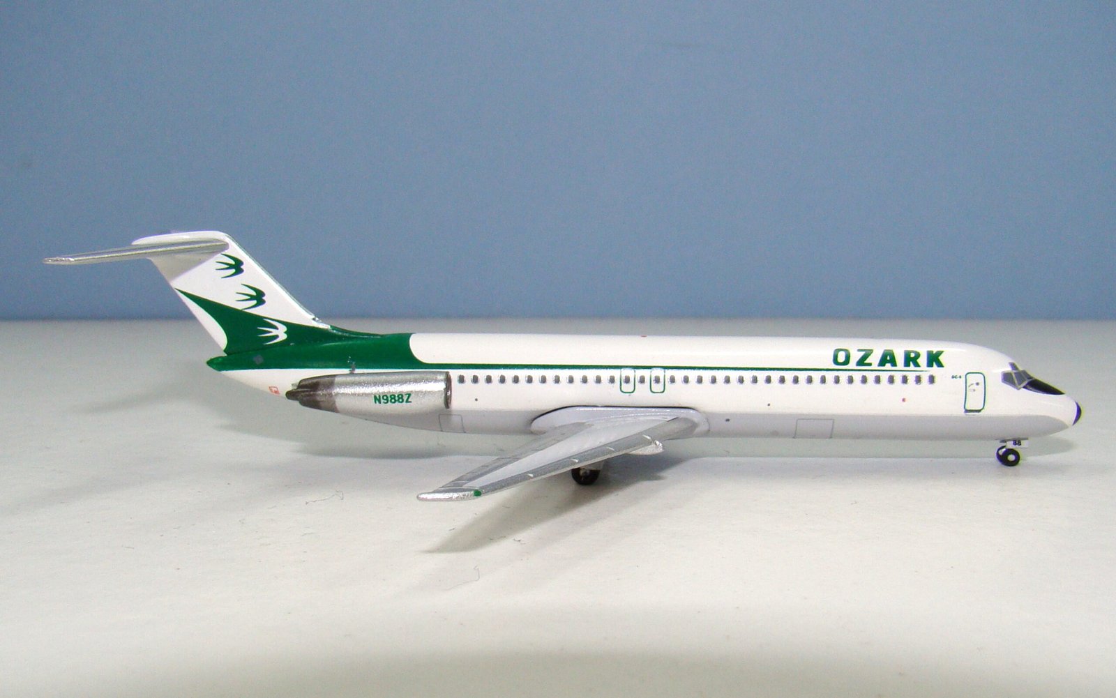 Ozark Air Lines Douglas DC-9-31 N988Z Aeroclassics 1:400 Scale Model Airliner