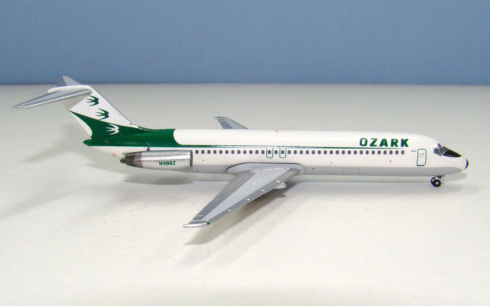 Ozark Air Lines Douglas DC-9-31 N988Z Aeroclassics 1:400 Scale Model Airliner