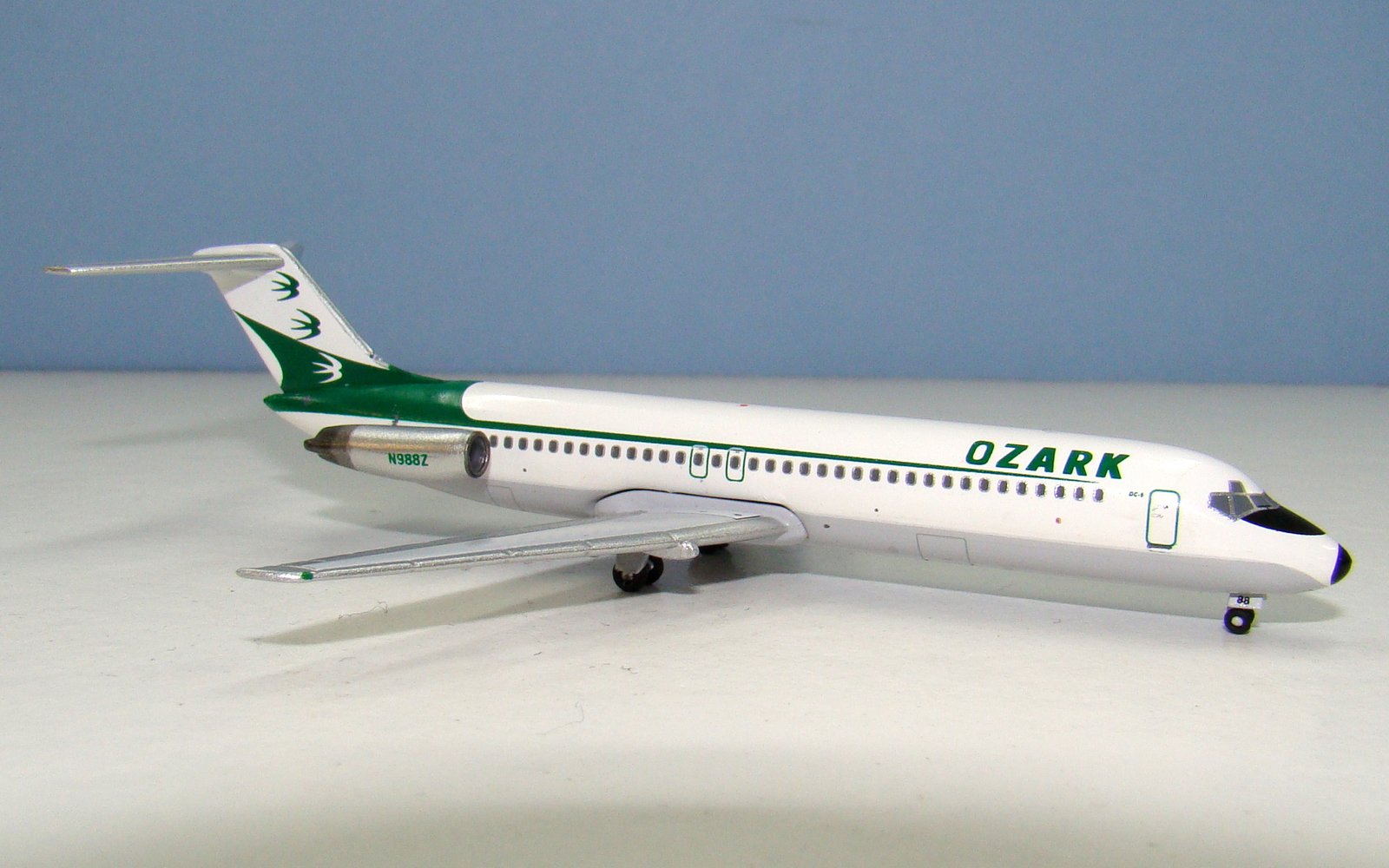 Ozark Air Lines Douglas DC-9-31 N988Z Aeroclassics 1:400 Scale Model Airliner