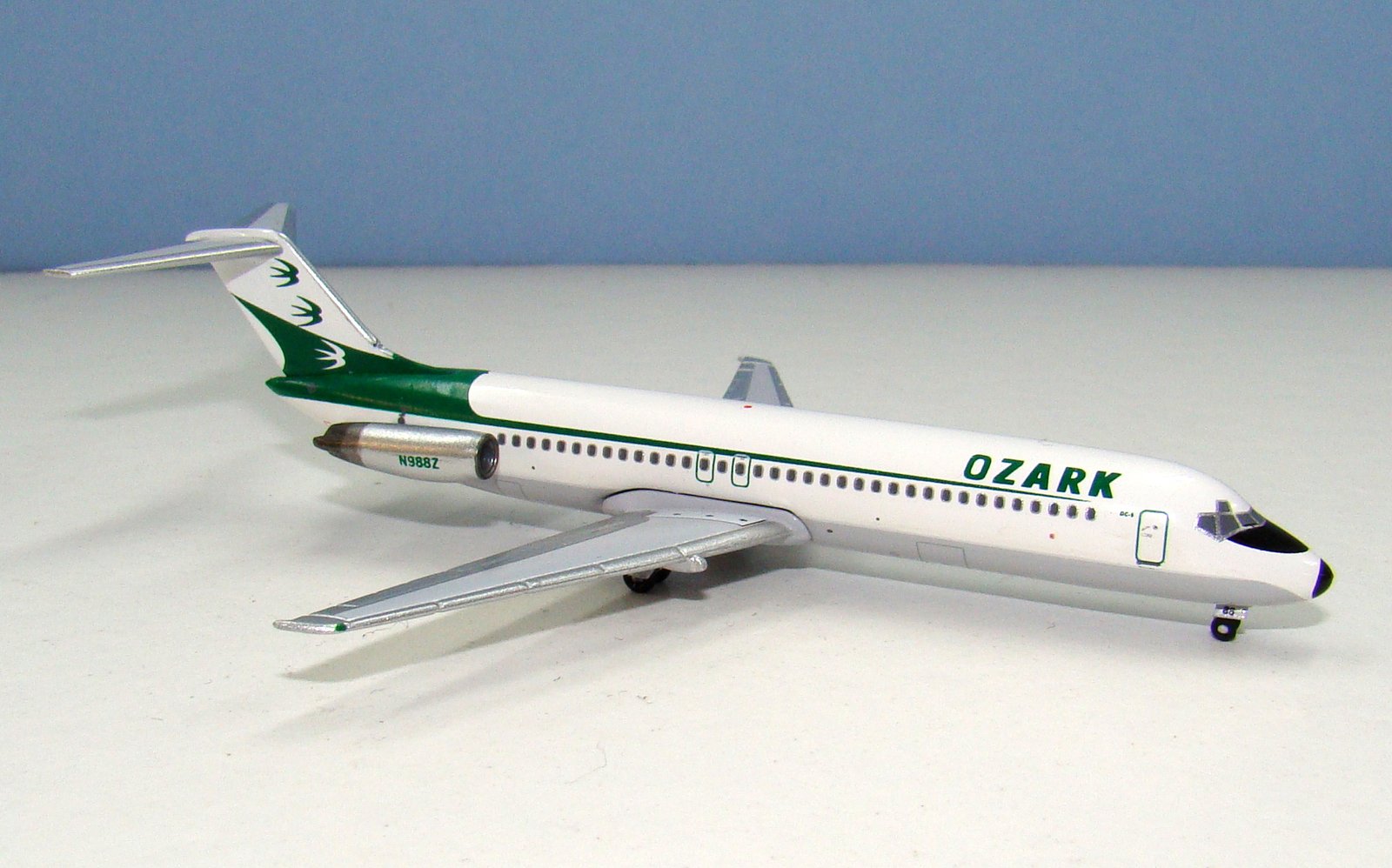 Ozark Air Lines Douglas DC-9-31 N988Z Aeroclassics 1:400 Scale Model Airliner