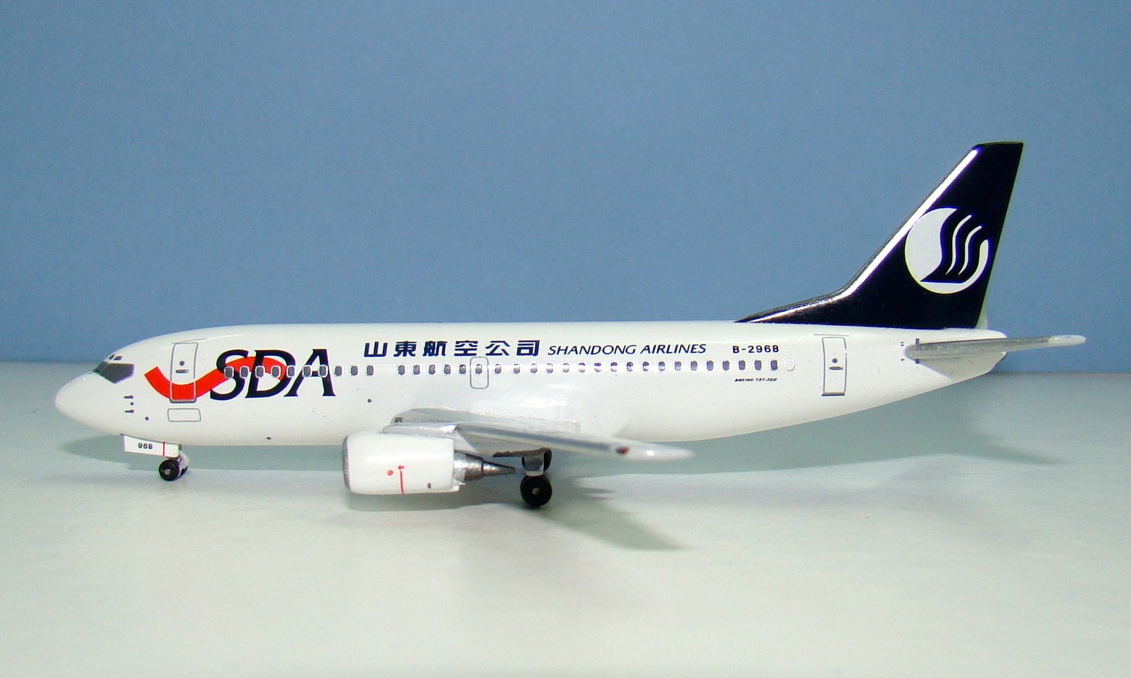 Shandong Airlines Boeing 737-300 B-2968 Aeroclassics 1:400 Scale Model Airliner