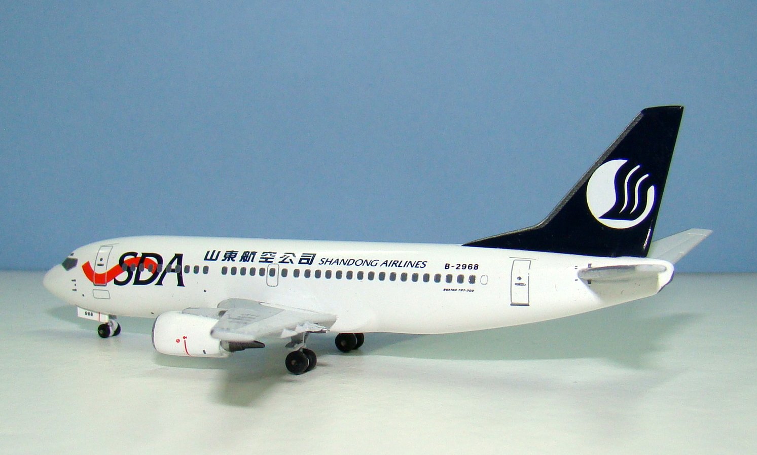 Shandong Airlines Boeing 737-300 B-2968 Aeroclassics 1:400 Scale Model Airliner