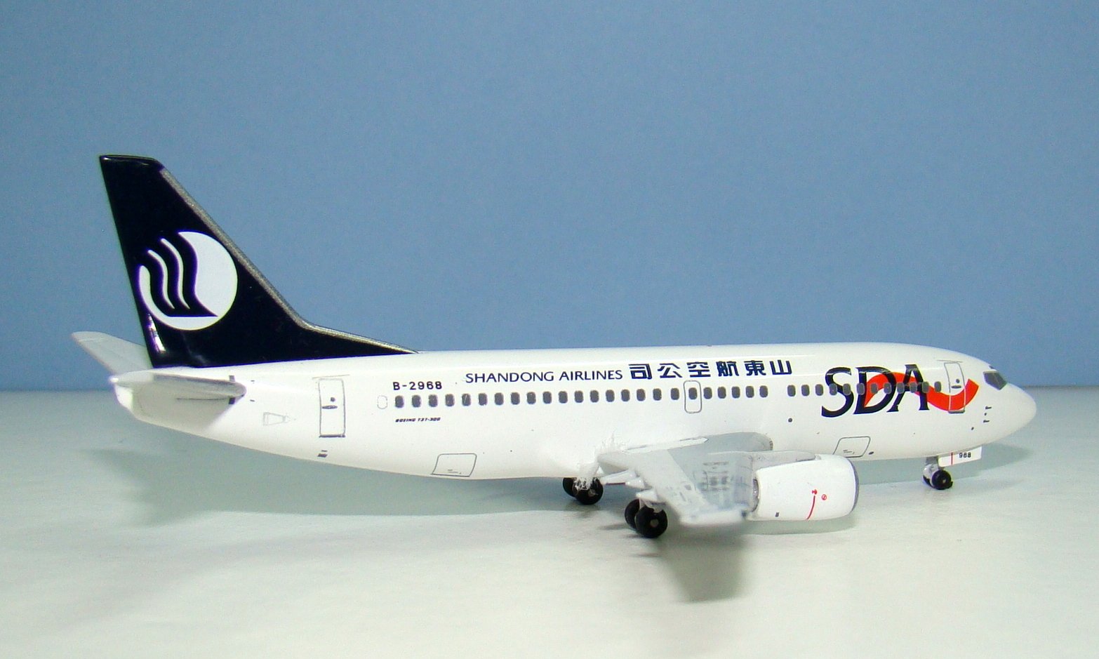 Shandong Airlines Boeing 737-300 B-2968 Aeroclassics 1:400 Scale Model Airliner