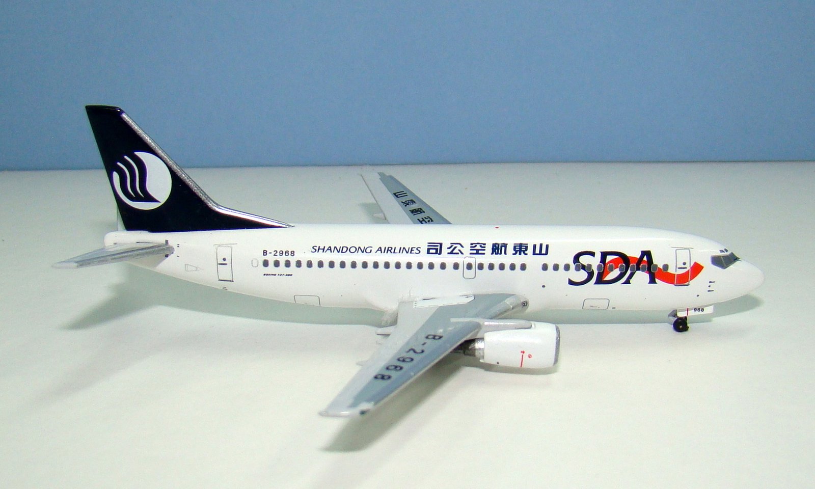 Shandong Airlines Boeing 737-300 B-2968 Aeroclassics 1:400 Scale Model Airliner