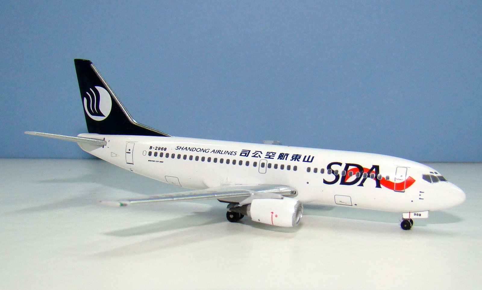 Shandong Airlines Boeing 737-300 B-2968 Aeroclassics 1:400 Scale Model Airliner